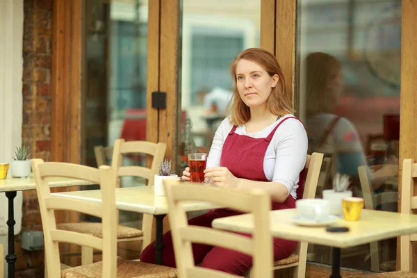 Jonge Vrouw Die Thee Drinkt — Stockfoto