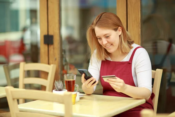 Ung Kvinna Beställa Online Coffeeshop Stockbild