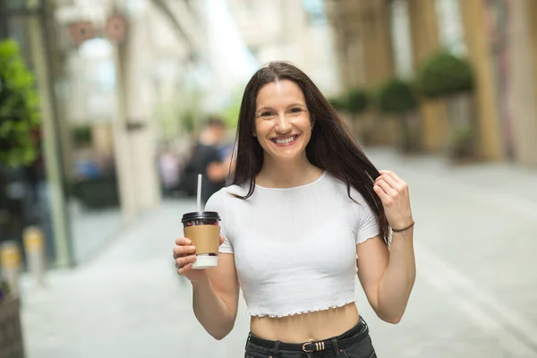 Jovem Senhora Feliz Com Uma Bebida — Fotografia de Stock