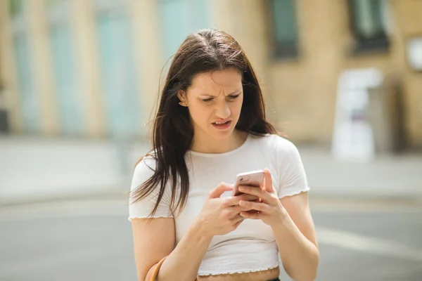 Young Woman Reading Text Message — Stock Photo, Image