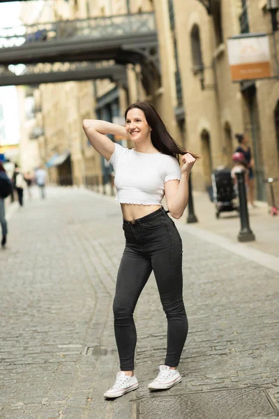 Retrato Uma Jovem Mulher Feliz Rua — Fotografia de Stock