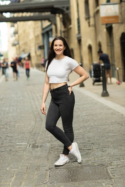 Junge Frau Posiert Auf Der Straße — Stockfoto