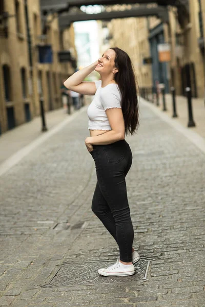 路上で幸せな若い女性の肖像画 — ストック写真