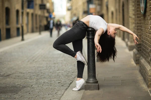 Eine Athletische Frau Die Auf Der Straße Eine Rückenkurve Macht — Stockfoto