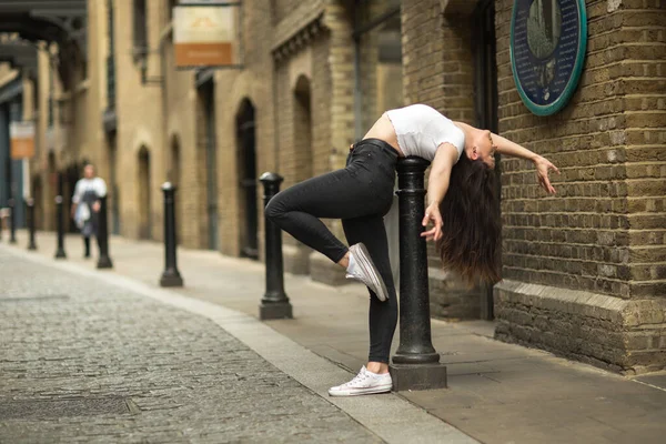 Junge Frau Übt Eine Rückbiegung Auf Der Straße — Stockfoto