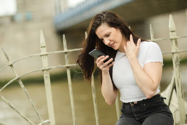 Eine Junge Frau Die Ihren Pone Genau Betrachtet — Stockfoto