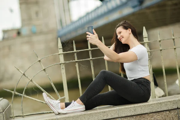 Young Woman Sitting Wwall Taking Selfie — Stock Photo, Image