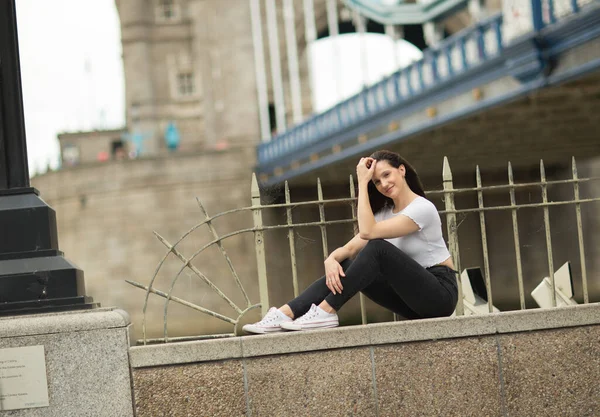 Young Woman Sitting Wall Tower Bridge — Stock Photo, Image