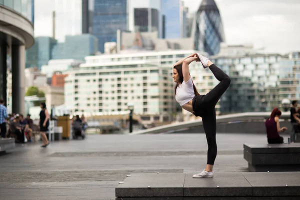 Junge Frau London Stretching — Stockfoto