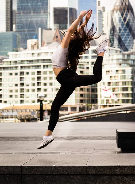 Eine Junge Frau Macht Einen Sprung Als Sie London Tanzt — Stockfoto