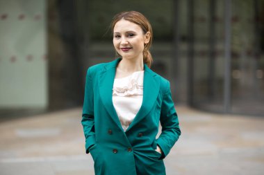 Ceket giyen genç bir kadın.