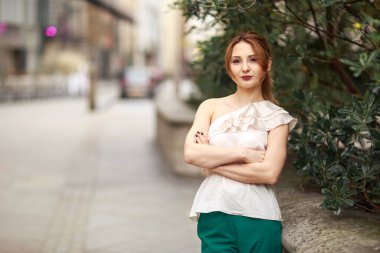 Güzel bir genç kadının portresi.