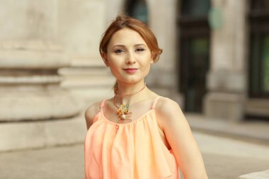 Genç bir kadının portresi.