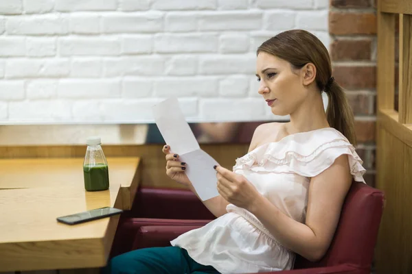 Young Woman Reading Letter Coffee Shop — Stock Photo, Image
