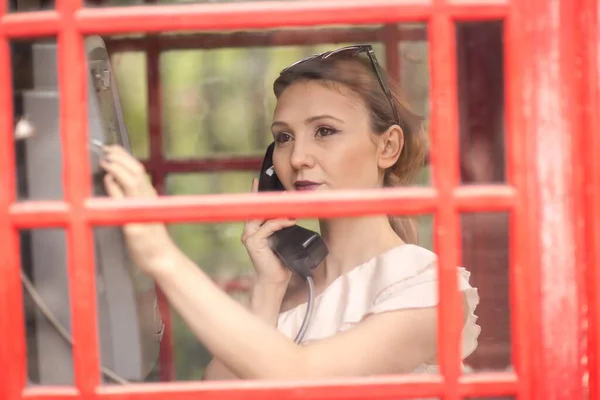 Young Woman Using Public Phonebox London — стоковое фото