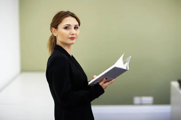 Jeune Femme Dans Bureau Tenant Livre — Photo