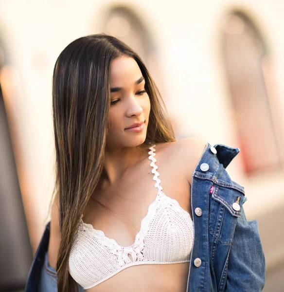 Mujer Joven Con Bralette Calle — Foto de Stock