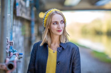 # Kanal boyunca yürüyen genç kadın #