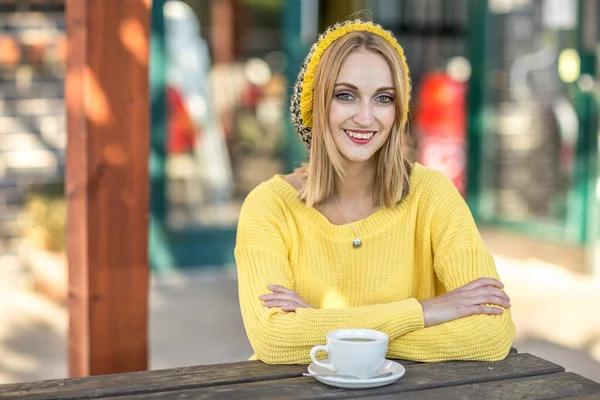 Mujer Joven Disfrutando Café — Foto de Stock