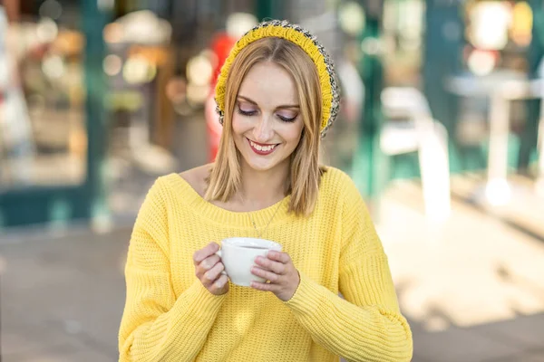 Uma Jovem Mulher Desfrutando Café — Fotografia de Stock