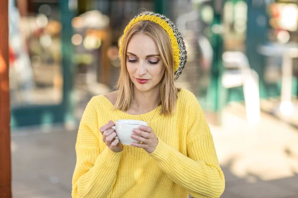 Uma Jovem Mulher Desfrutando Café — Fotografia de Stock