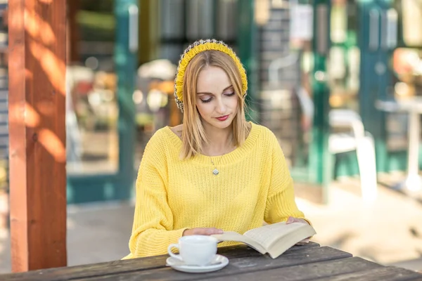 Young Woman Reading Book Cafeteria — Stock Photo, Image