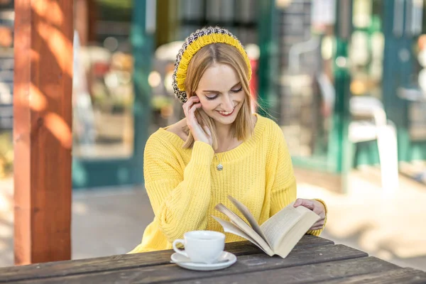 Молодая Женщина Читает Книгу Кафе — стоковое фото