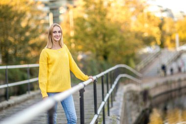 Nehir kenarında genç bir kadın.