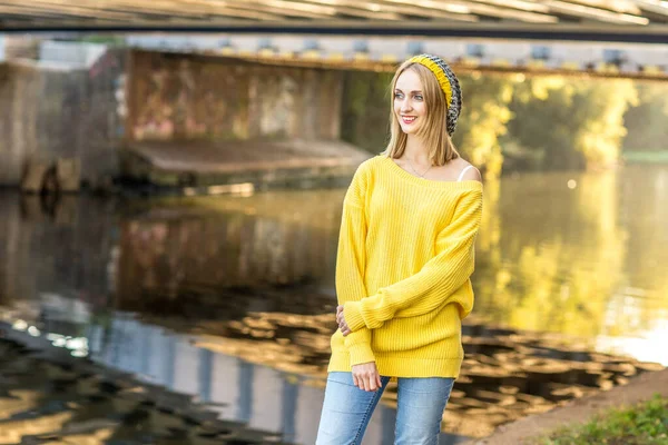 Junge Frau Steht Fluss — Stockfoto