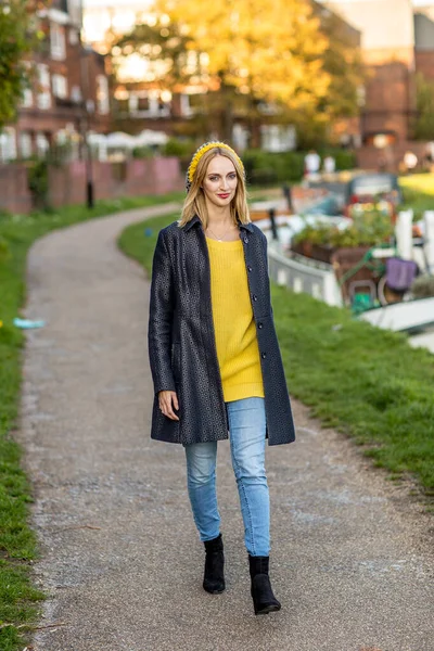 Jonge Vrouw Wandelen Langs Rivier — Stockfoto