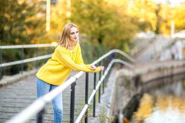 Mladá Žena Dívající Přes Řeku Přemýšlející — Stock fotografie