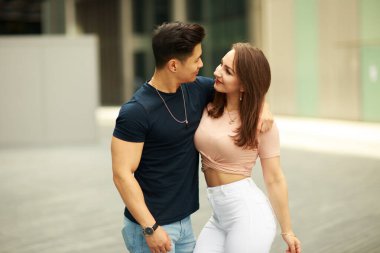 Genç çift birbirlerine bakıyorlar.