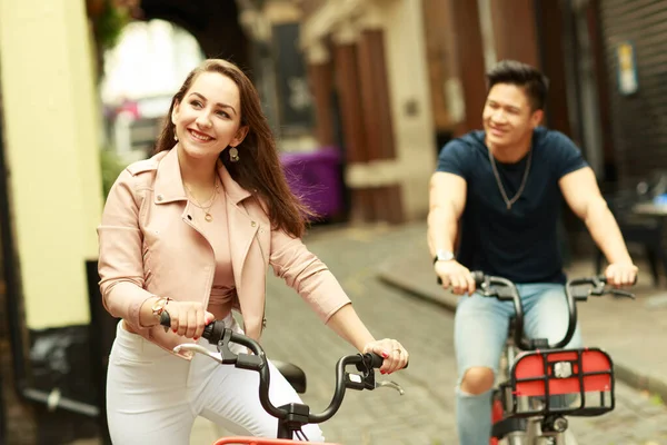 Giovane Coppia Bicicletta Insieme — Foto Stock