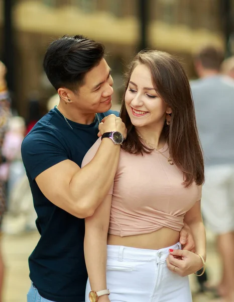 Una Feliz Pareja Joven Abrazándose — Foto de Stock