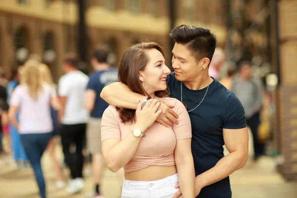 Pareja Joven Abrazándose Mutuamente — Foto de Stock