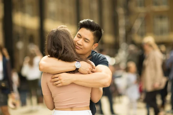 Pasangan Yang Bahagia Saling Berpelukan — Stok Foto