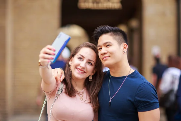Молода Пара Беручи Selfie — Stock Fotó