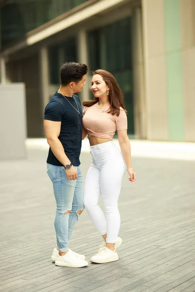 Young Couple Looking Each Other — Stock Photo, Image