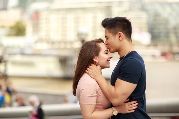 Egy Fiatal Férfi Megcsókolja Barátnőjét — Stock Fotó
