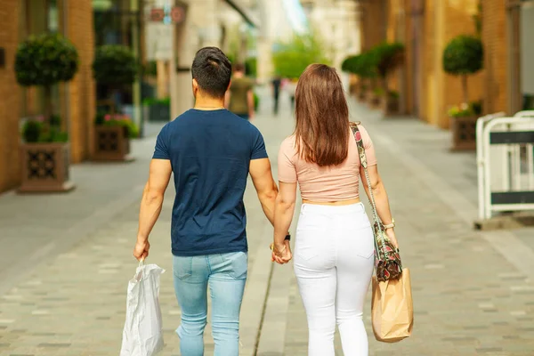 Joven Pareja Caminando Juntos Con Sus Bolsas — Foto de Stock