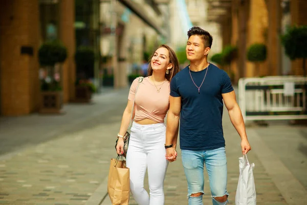 Young Couple Enjoying Day Out Together — Stock Photo, Image