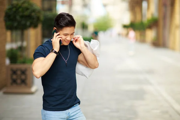 Een Jongeman Aan Telefoon — Stockfoto