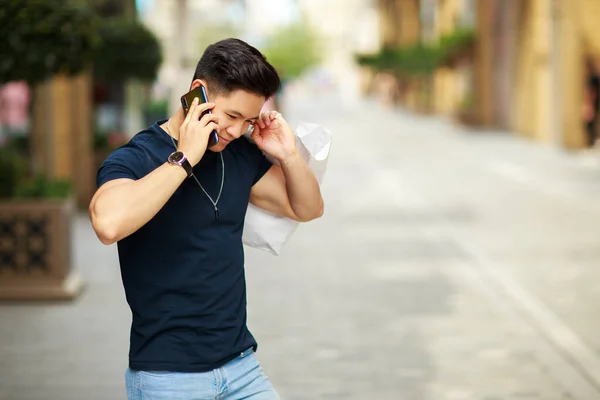 Młody Człowiek Rozmawia Przez Telefon — Zdjęcie stockowe