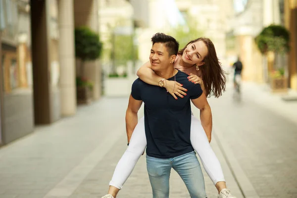 Een Jonge Man Draagt Zijn Vriendin Zijn Rug — Stockfoto