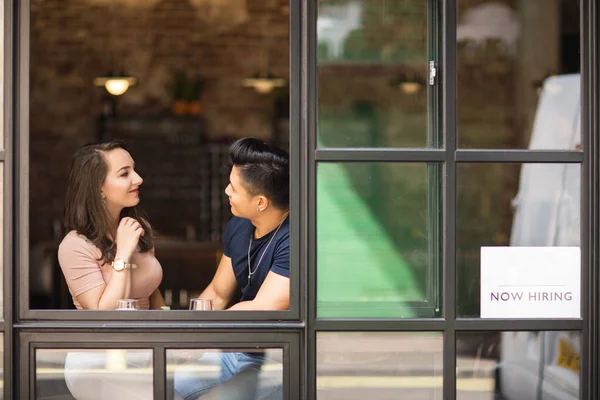 Jong Paar Genieten Van Een Drankje Samen Een Bar — Stockfoto