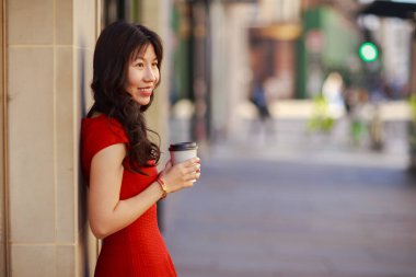 Bir fincan kahveli genç bayan.