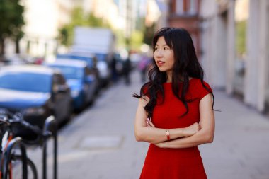 Sokaktaki genç bir kadının portresi.