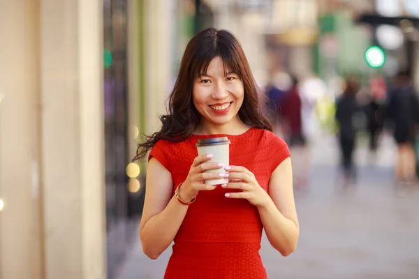 コーヒーを飲んでいる若い女性は — ストック写真