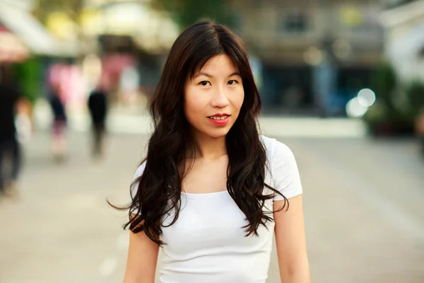 Portrét Mladé Čínské Dámy — Stock fotografie