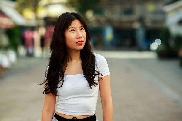 通りの若い中国人女性が — ストック写真